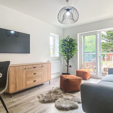 2 Bedroom City Centre Apartment In High Wycombe With Parking Экстерьер фото