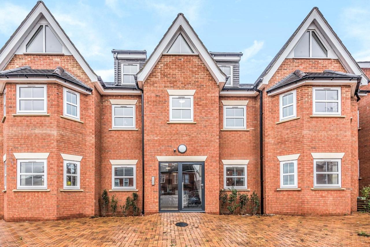 2 Bedroom City Centre Apartment In High Wycombe With Parking Экстерьер фото