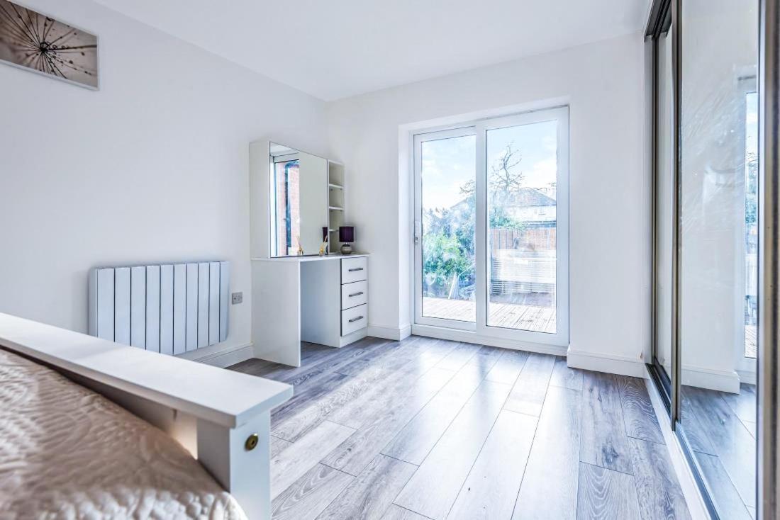 2 Bedroom City Centre Apartment In High Wycombe With Parking Экстерьер фото