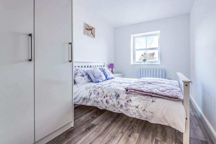 2 Bedroom City Centre Apartment In High Wycombe With Parking Экстерьер фото