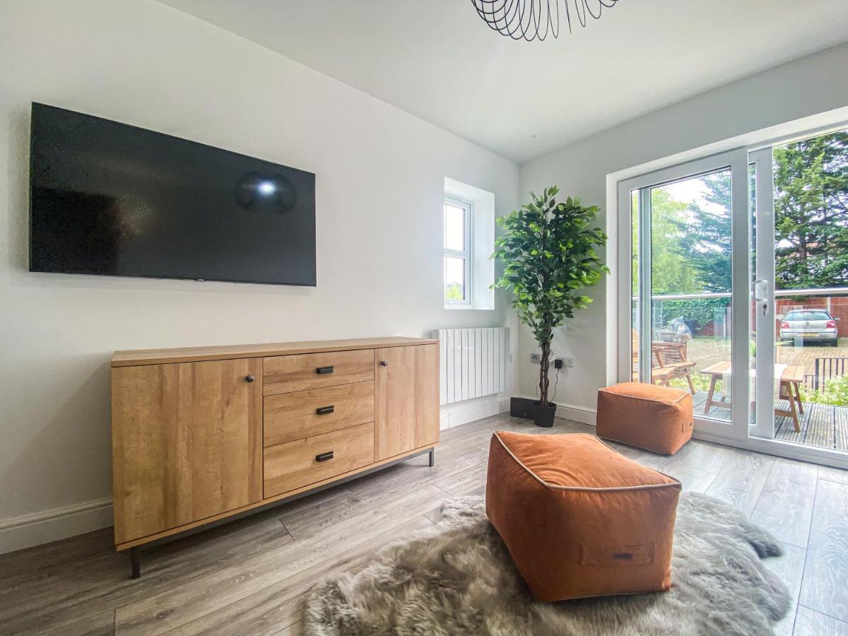 2 Bedroom City Centre Apartment In High Wycombe With Parking Экстерьер фото