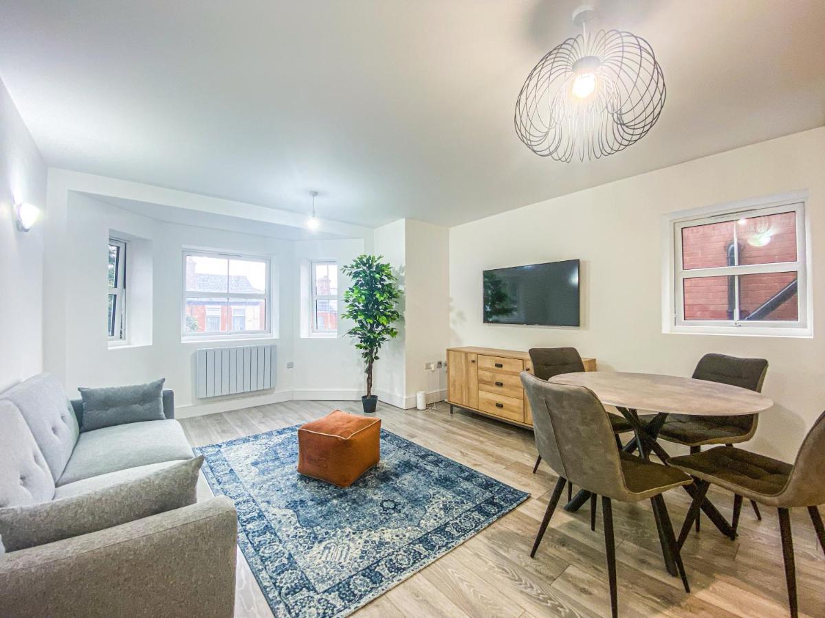 2 Bedroom City Centre Apartment In High Wycombe With Parking Экстерьер фото
