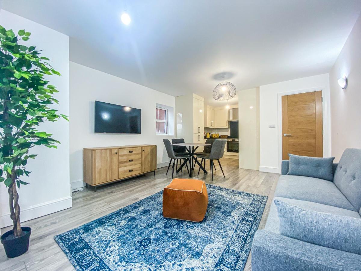 2 Bedroom City Centre Apartment In High Wycombe With Parking Экстерьер фото