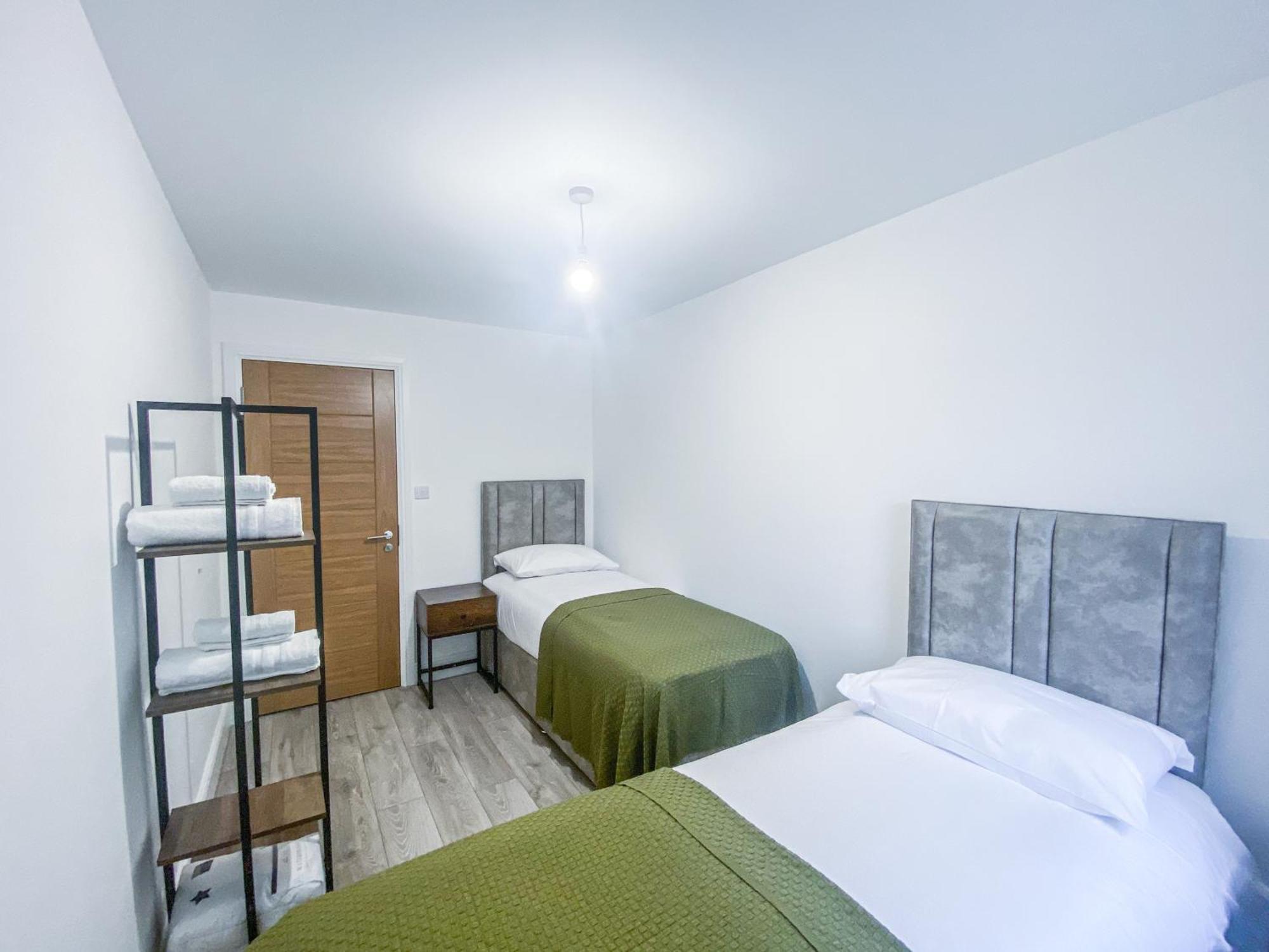 2 Bedroom City Centre Apartment In High Wycombe With Parking Экстерьер фото