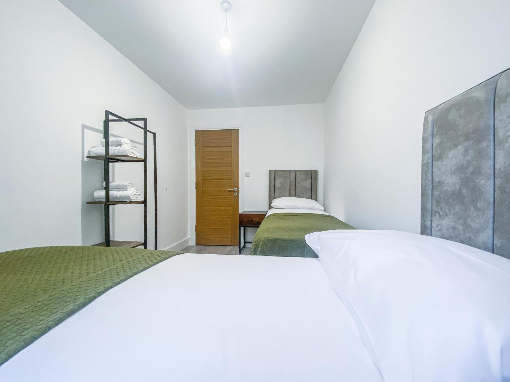 2 Bedroom City Centre Apartment In High Wycombe With Parking Экстерьер фото