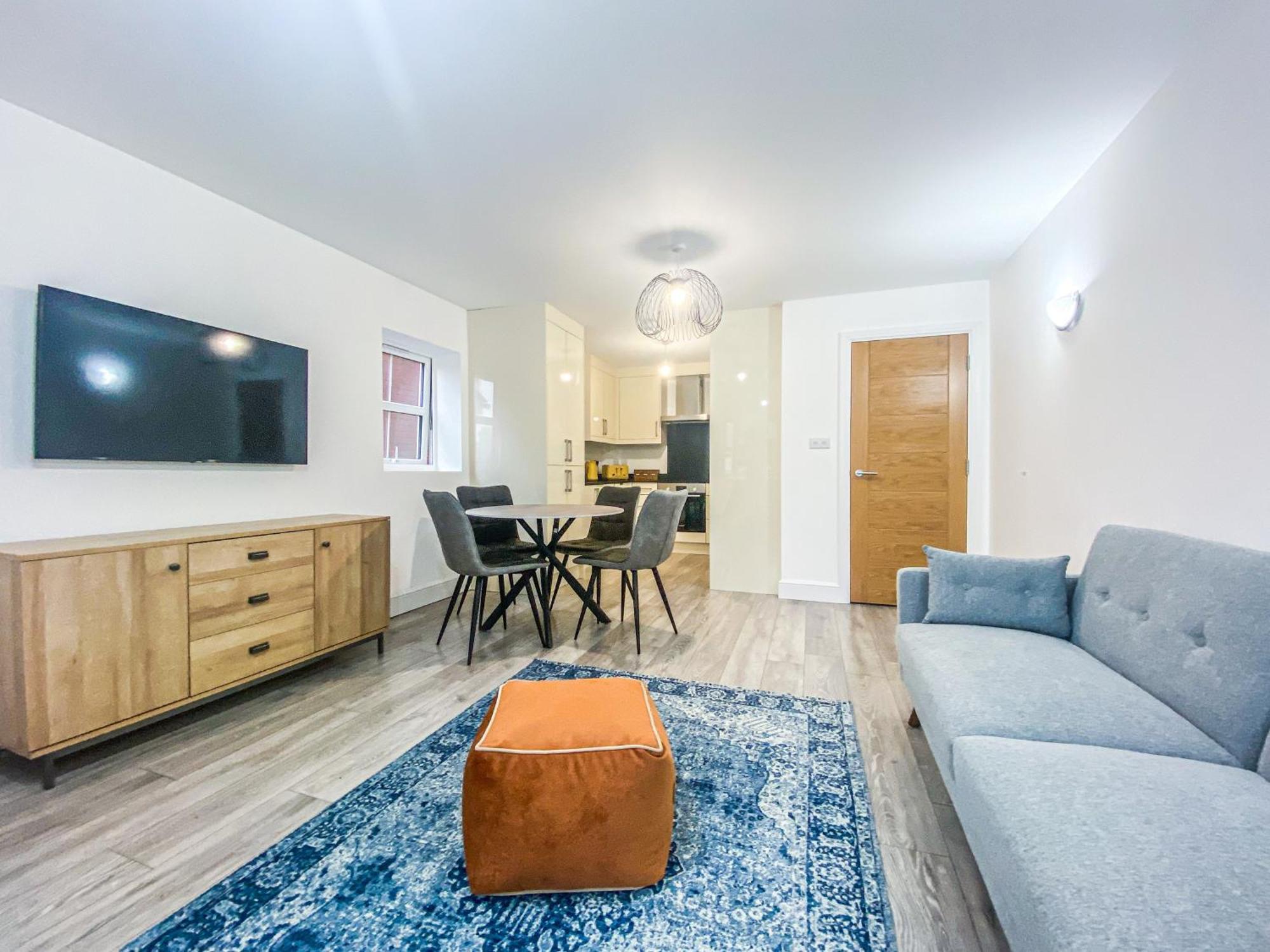 2 Bedroom City Centre Apartment In High Wycombe With Parking Экстерьер фото