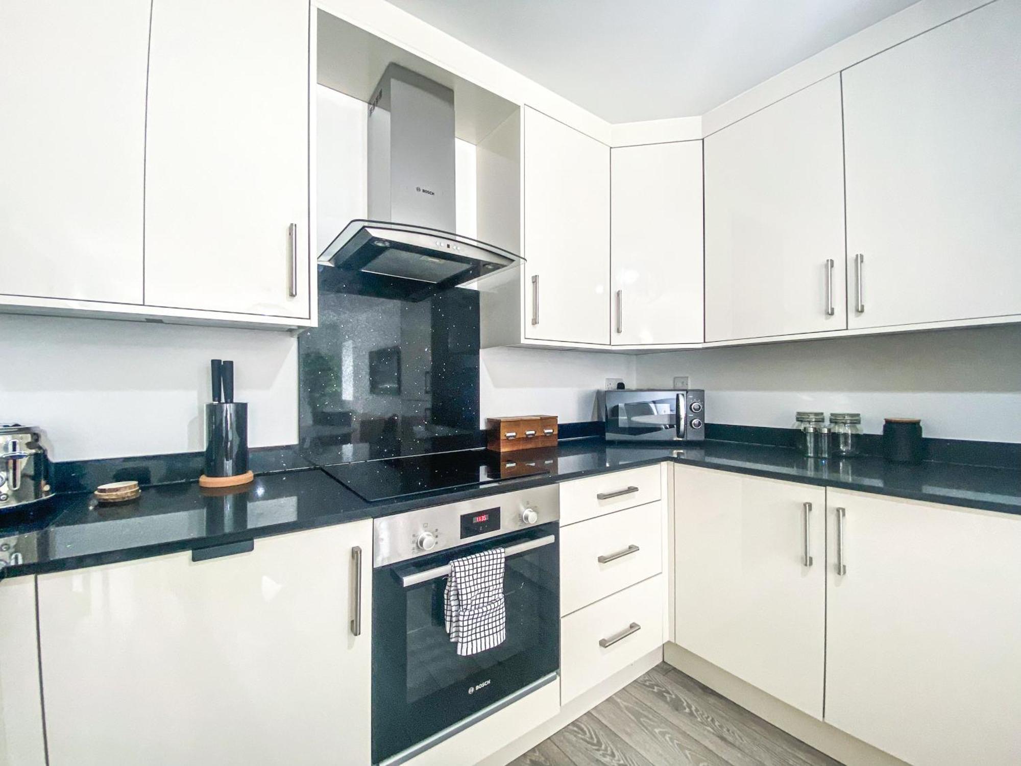 2 Bedroom City Centre Apartment In High Wycombe With Parking Экстерьер фото