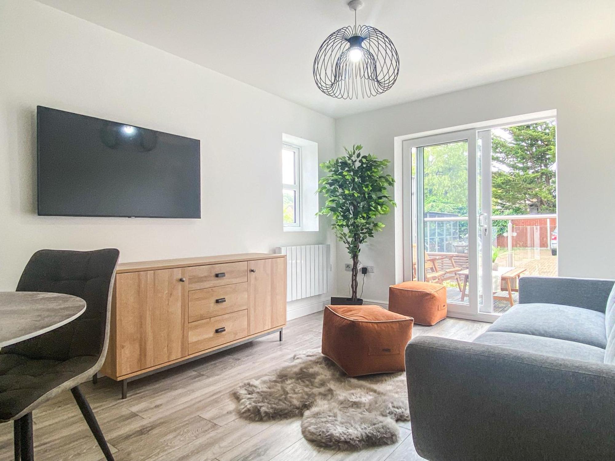 2 Bedroom City Centre Apartment In High Wycombe With Parking Экстерьер фото
