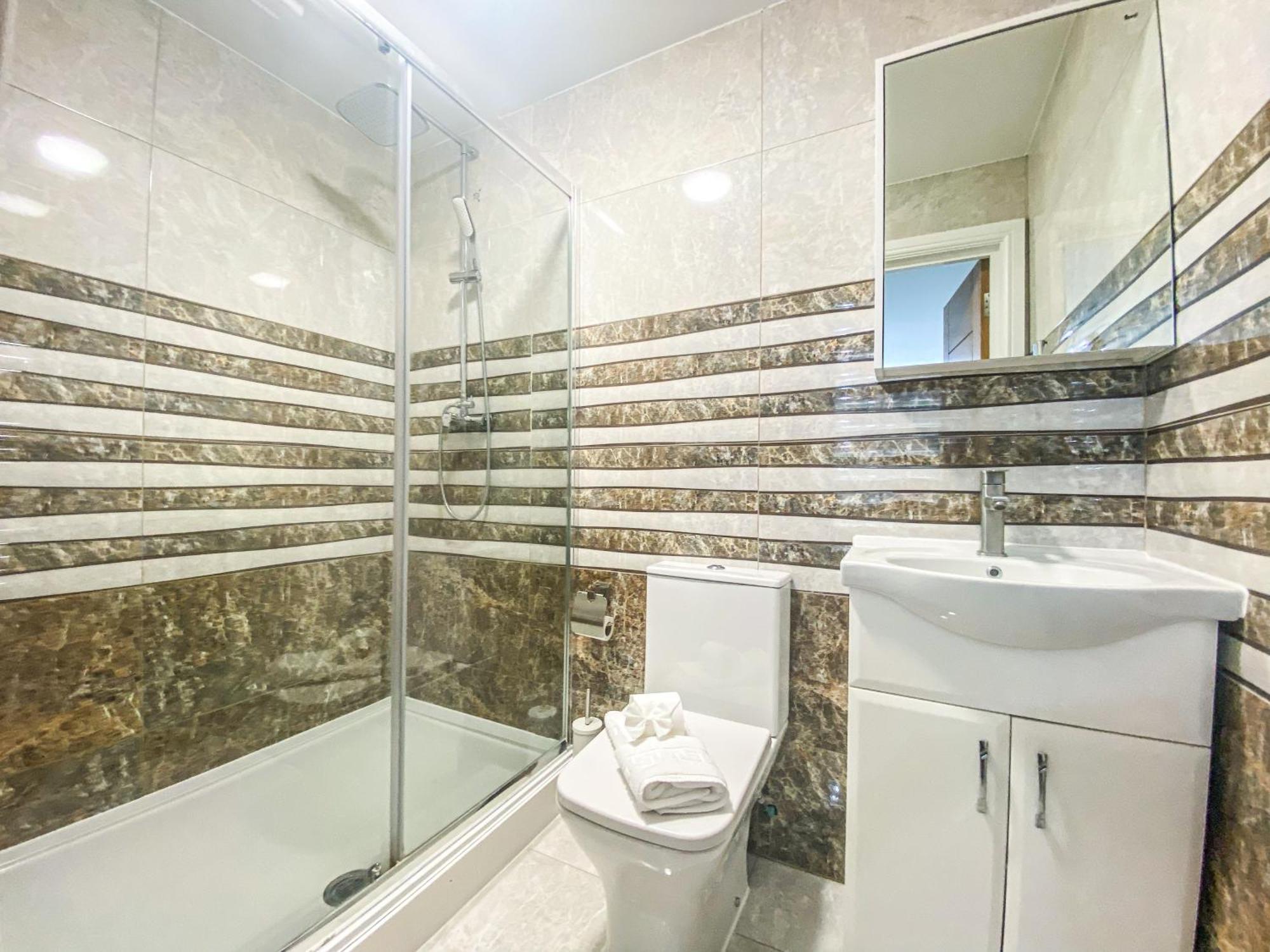 2 Bedroom City Centre Apartment In High Wycombe With Parking Экстерьер фото
