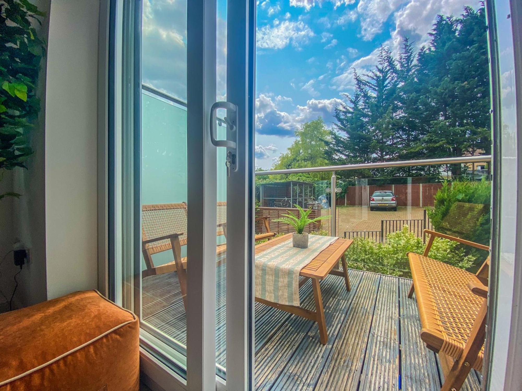 2 Bedroom City Centre Apartment In High Wycombe With Parking Экстерьер фото